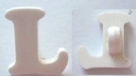 bottone lettera L bianco bottone lettera L bianco